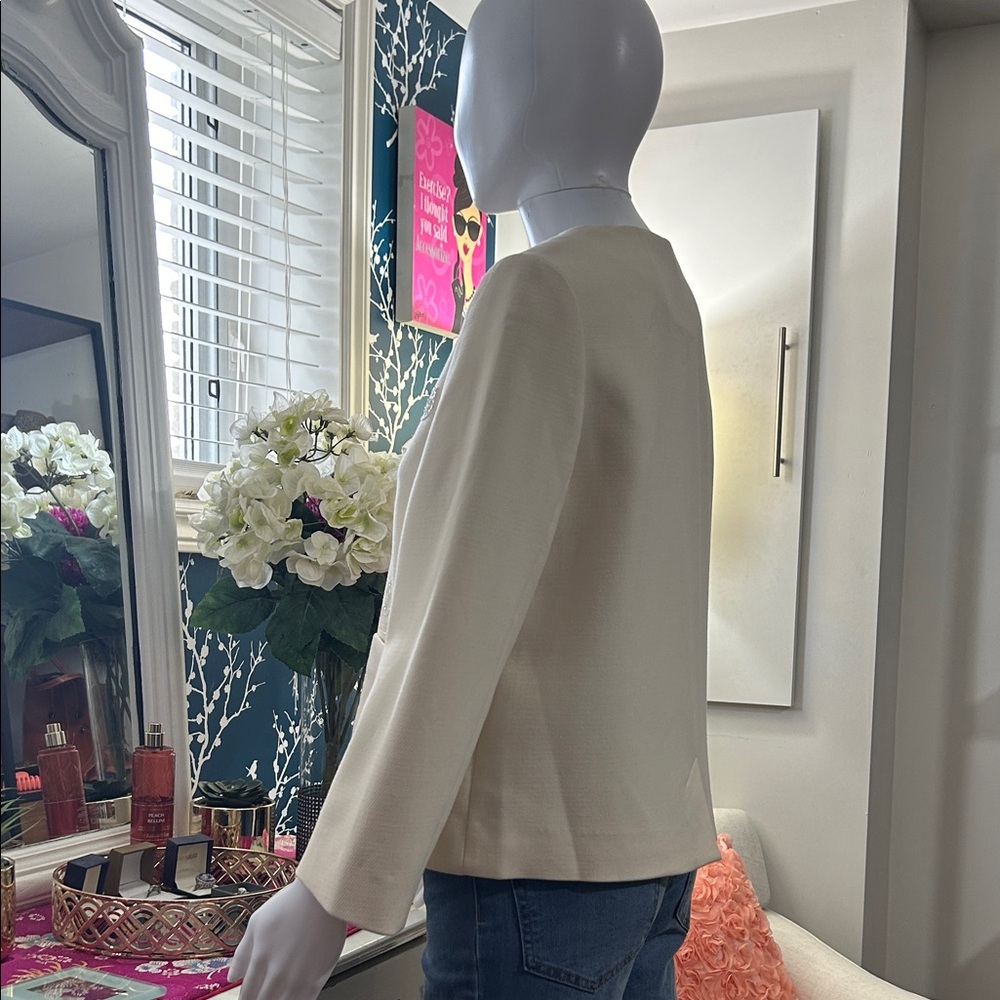 ELEGANT, Women's Cream blazer with gorgeous handmade detailed SWANS in front. - Picture 14 of 14